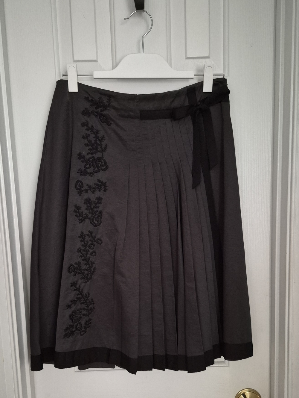 Trucco (Spain) Pleated Embroidered A-Line Skirt - Charcoal - EU 40